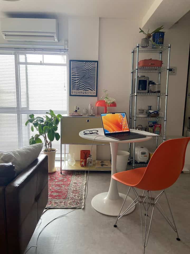 皆さま月曜日お疲れ様でした🌥️
ふと去年の今頃の写真を見返してもちょい痩せていた気がして少し落ち込んだ🤏笑
#他人とは比べないスタイル
原因は明確で、完全なる食べ過ぎです。平日に調整しようと思います🍙

#interior #midcentury #midcenturymodern 
#marketb#lowya #ikea #bauhouse #1dk 
 #インテリア #リビング #生活感のある暮らし 
#ミッドセンチュリー #ミッドセンチュリーモダン 
#テレワーク #在宅勤務 #在宅ワーク