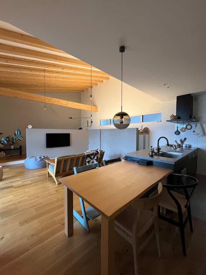 ダイニングから見たリビング
16畳ほどしかないのだけど、充分な暮らしやすさです☺️
ダイニングの椅子はバラバラにしたいねぇー
という夢が叶いました💫

#リビング構造 #ダイニングインテリア #ダイニング照明 #椅子おすすめ 