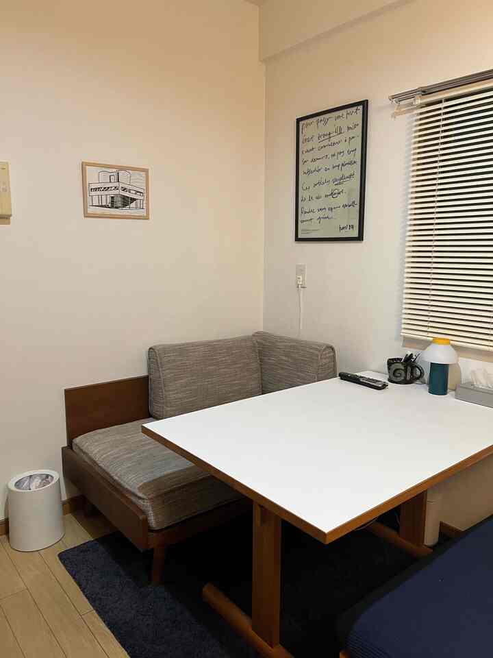 一人暮らしでもダイニングはすごく便利🙌🏻
ダイニングソファにしたらソファでくつろげるし、在宅ワークもできます👍
デメリットは少し幅が取りすぎることですかね😂


#ダイニングソファ
#一人暮らし #韓国インテリア #ダイニング 