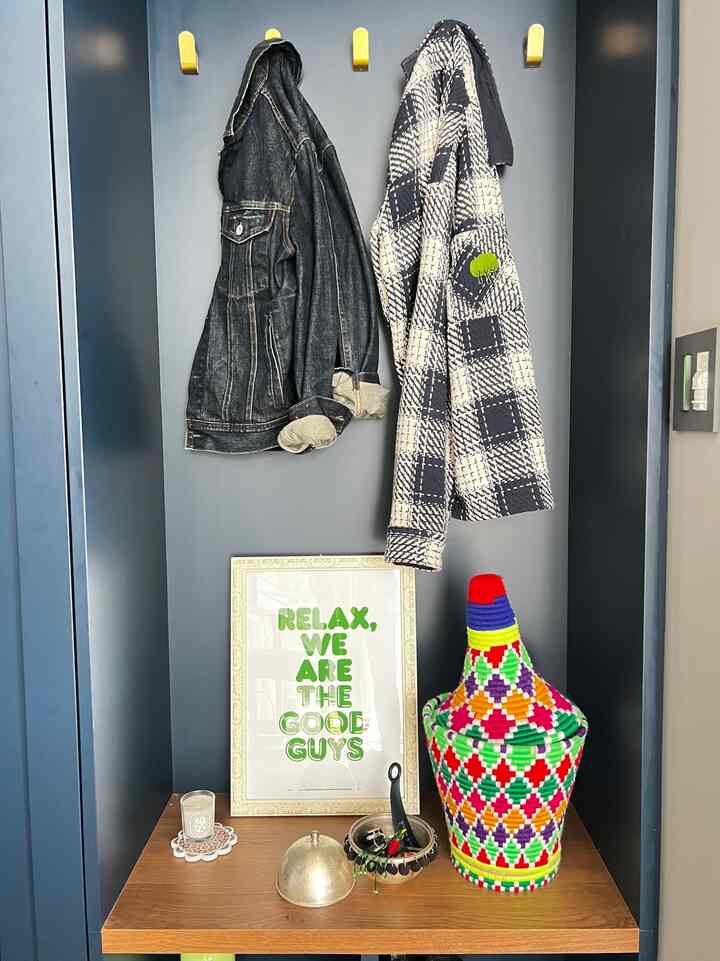 下駄箱の横のスペース。ベンチ兼コート掛け兼ディスプレイのスペースです。入ってすぐのコーナーなので、私たちのパーソナリティが伝わるものを置いています。

#玄関 #玄関飾り #玄関用ベンチ #カラフルなインテリア #海外インテリア