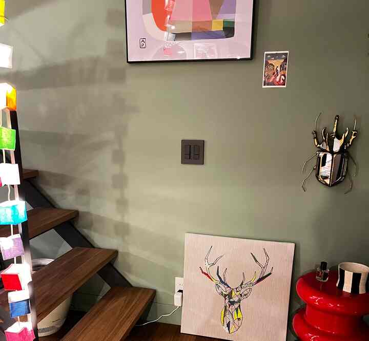 IKEAのアートに刺繍とビジューを縫い足して、オリジナルに仕上げています。ストライプの鉢カバーにはサボテンか盆栽かな。植物を育てられないのが我が家の悩み。 
#IKEA #イケア #イケアのアート #kartell #kare #カルテル #吹き抜け階段 #緑の壁 #海外インテリア #カラフルなインテリア 