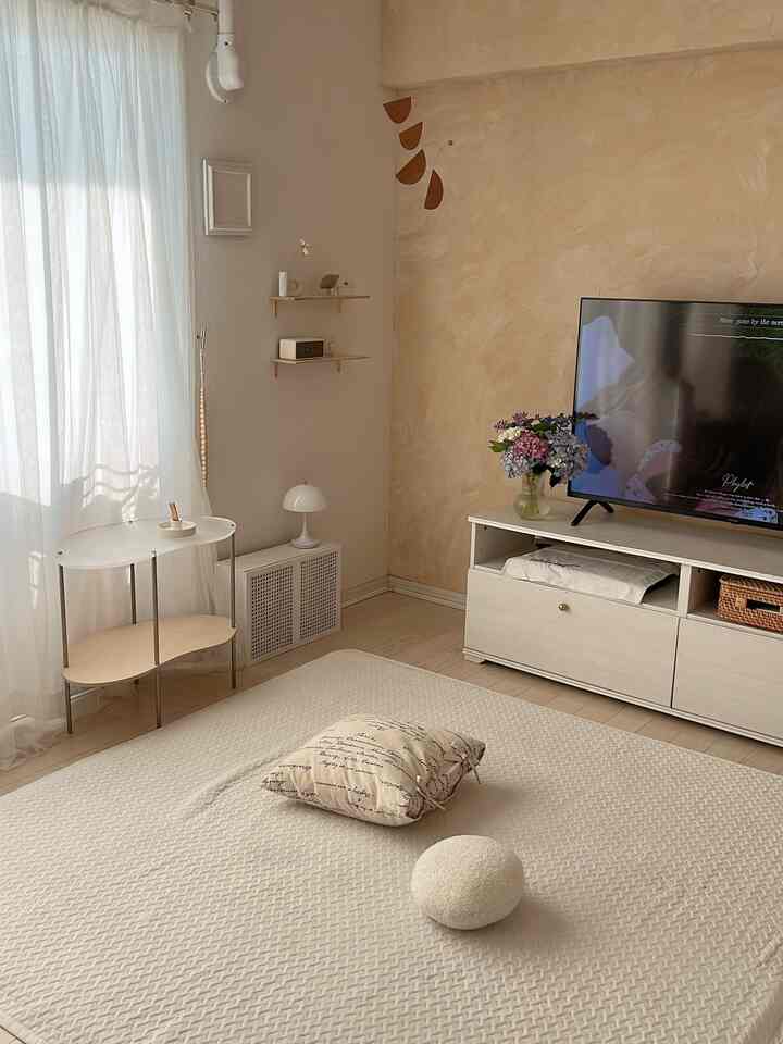 2024.06.12

道の駅で買った紫陽花が綺麗だからテレビ横に置いて常に眺めてます◡̈ 

#飾り棚 #お花 #花瓶