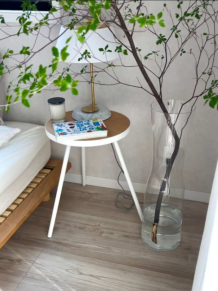 Pagi yang menyenangkan ketika aku bangun dan melihat warna hijau di atas kepalaku 🌿 #ドウダンツツジ #すのこベッド #寝室小物