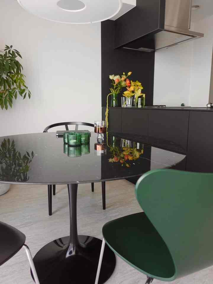 ⚫️🟢
I'm going to start adding more plants around the kitchen 🪴

#interior #interiordesign #interiorstyling #livingroom #kitchendesign #インテリア #インテリアデザイン #インテリアコーディネート #キッチンデザイン #tomdixon #トムディクソン #knoll #ノル #saarinen #サーリネン #ikea #イケア #fritzhansen #フリッツハンセン #sevenchair #セブンェア #hanswegner #ハンスウェグナー #yチェア #iittala #alvaraalto #イッタラ #アルヴァアアルト #フラワーベース