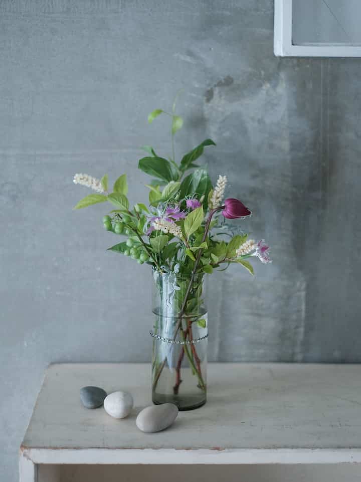 Basis kaca Ao Nishimura. Bunga apa pun akan terlihat bagus.

#interiorstyle #myroom #インテリアデザイン #賃貸 #賃貸インテリア #ひとり暮らし #暮らしの記録 #古道具 #アンティーク #リノベーション #リノベーション住宅 #花のある暮らし