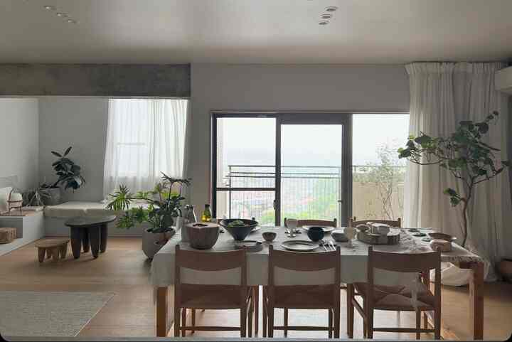 キッチンからながめるダイニングスペース。
緑が増えて気持ち良い🌿

#ダイニング
#ダイニングチェア
#カールハンセンアンドサン
#ch36
#オーク
#テーブルコーデ
#ホームパーティ
#セヌフォ族スツール