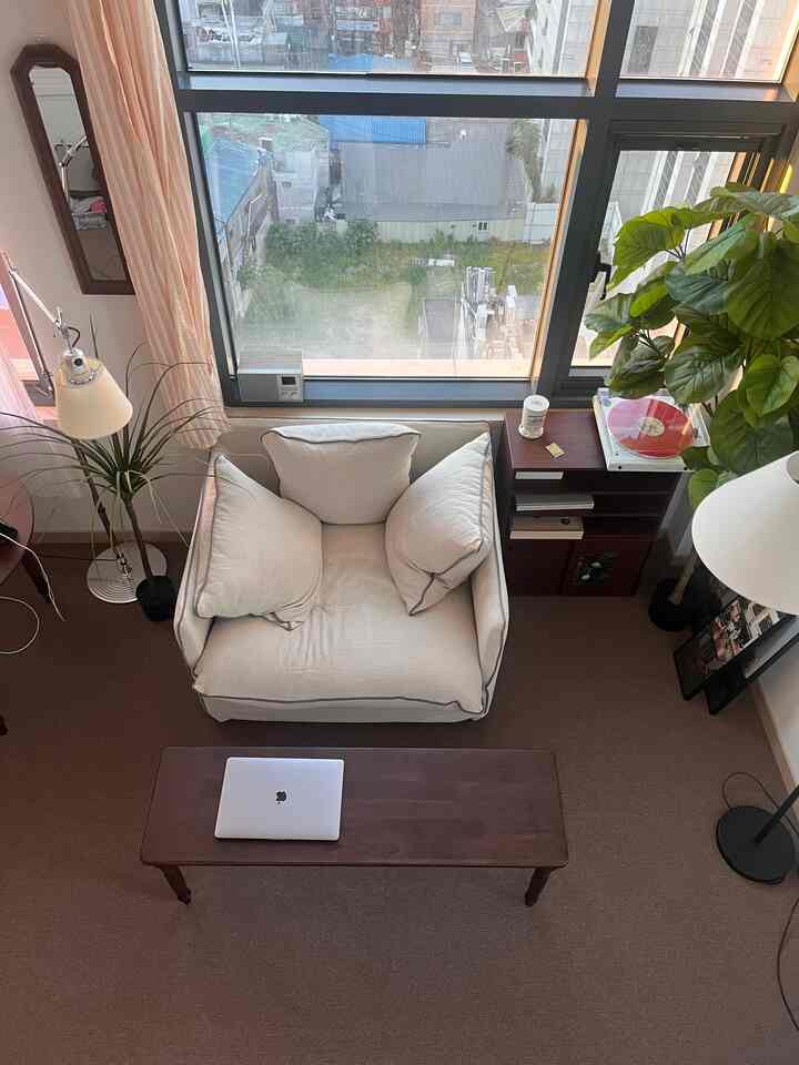 1人用ソファをお悩みの方におすすめのシスデザインココファブリックソファ

1人用ですがサイズがかなりゆったりしていて楽に横になって休むことができます。 
一人だけのヒーリングタイムを持つのにぴったりです。デザインも綺麗で部屋のどこに置いても雰囲気がバッチリ生きますか。すっきりとモダンな感じなので、どんなインテリアともよく合います。

そして着席感が本当に良いです。高級ファブリック素材と人間工学に基づいたデザインのおかげで長時間座っていても快適です。耐久性も抜群で長く使えますよ。ファブリック素材は生活防水機能があり、管理も簡単です。カバーは脱着が可能なので洗濯も簡単にできます。

＃コミュニケーションレビューア選抜大会 