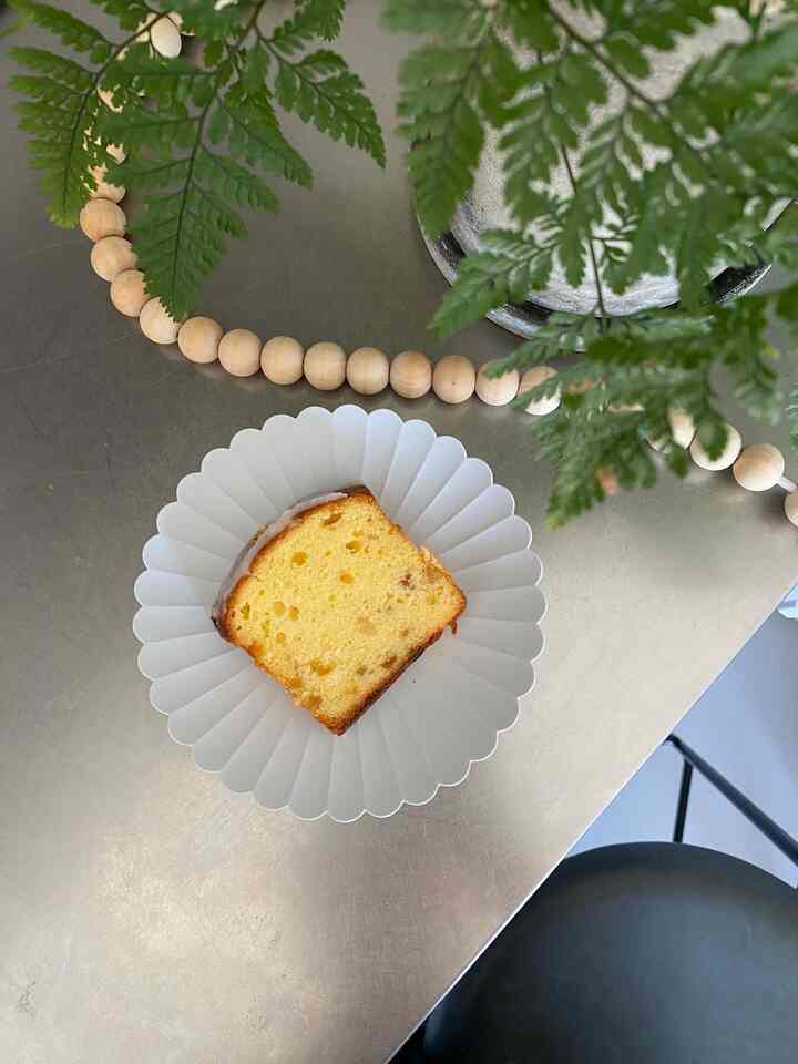 3時のおやつがやめられない😋

キッチンのカウンターが便利。
家族の人数を考えてハイドットスツールは当初４脚購入予定でしたが予算の問題でまずは２脚に。
結果2脚でよかった。
4脚あってもみんなが揃って座るということはなかったと思う。
それぞれが好きな居場所で寛げる。
1箇所にみんなが集まれるのもいいけれど、寛げる居場所の選択肢がたくさんあるのが我が家の理想系。

#有田焼
#カウンタースツール
#キッチンカウンター
