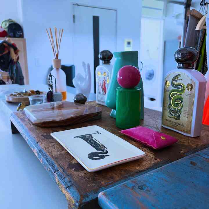 ・
・
Tempat aksesoris dan wewangian.
Tata letak rumah masih belum selesai.

Keluarga beranggotakan 5 orang.
Kehidupan di Tokyo...
Aku ingin tinggal di rumah yang besar, tapi...
Rumah saya saat ini adalah 3LDK. Itu sudah cukup, tapi
Cukup sulit untuk memposisikan sesuatu🫣

_____________________

#ruang tamu #ルームツアー
#kamaranak-anak #roomtour
#rumahku #interior #インテリア
#Furnitur #北欧家具
#Residence #住宅 #renovation
#Renovasi apartemen #リノベーション
#Apartemen bekas #used家具
#desain interior
#Desain Interior #diy #ライフスタイ
#gaya hidup #暮らしを楽しむ
#Apartemen Tokyo #TOKYO #cityboy #citylife
#Rumah tua #myhome #建築