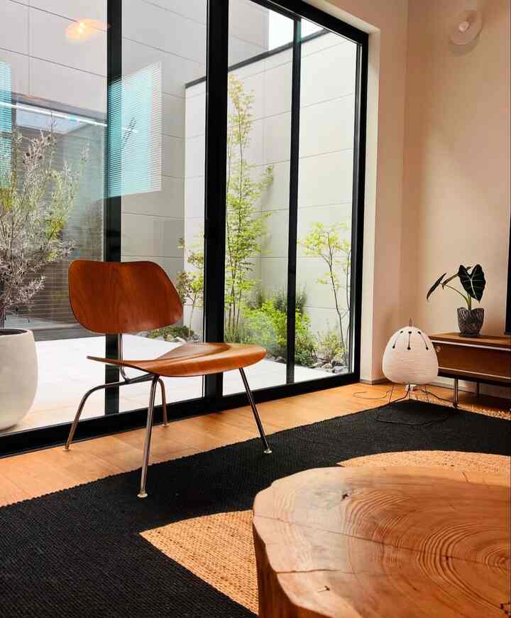 中庭に隣接したリビングルーム

タイルデッキは、床の高さと同じレベルまで上げたので空間の繋がりが感じられます。💡 
#リビング #リビング照明  #リビングインテリア 
#イサムノグチ #LCM #ミッドセンチュリー　

