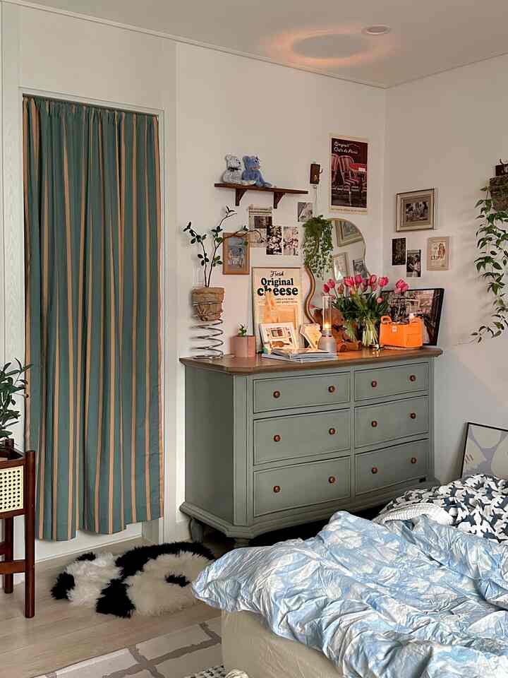 #꼼꼼리뷰어선발대회

私が結婚したときに必ずしたかった家具の中で、この引き出しは1位でした。
ヴァネスデコのワイドチェスト収納場です。別名引き出し場です！
これはヴィンテージ家具ではなく市販の既製製品です！
ヴィンテージスタイルで出てきたので雰囲気が存分にありますよ！
色も濃い裾にウッドになっていて、よりヴィンテージ感が出ることもありますよね。ただチェストだけあっても可愛いのに小物たち上げればもっと～可愛い！
ヴィンテージスタイルにしたいけれど、きれいな家具が揃っていれば、こんな感じの引き出しを使ってみるのもいいと思います。特にヴァネスデコの家具を見ると、ヴィンテージ感のある家具が製法多く色も多様に使うのでポイントに入れてインテリアするのにも嬉しいです！
引き出しの場合、最後まで出てこないとマンウィカンは少し小さくてヨラン面が惜しいけど全主にマンウィカンには化粧品を入れておいたり、書類のようなものを入れておくためによく書いていますよ！ 
実際、これは美しい地球を購入したものですが、
この家具たちも2年が過ぎていますが、まだ私のお気に入りの家具は何ですか？  #바네스데코 #체스트 #빈티지 #빈티지인테리어 #빈티지소품 #침실인테리어 #신혼집 #신혼가구 #화장대 #미니집들이 #맞팔 #포스터 #유어투데이 #이불커버 #리튼 #가리개커튼 #벽선반 #거울 #발매트 #침실 #플랜테리어 #신혼집인테리어 #조명 #수납가구 #오늘의우리집 #신혼부부잘산템 #내돈내산 