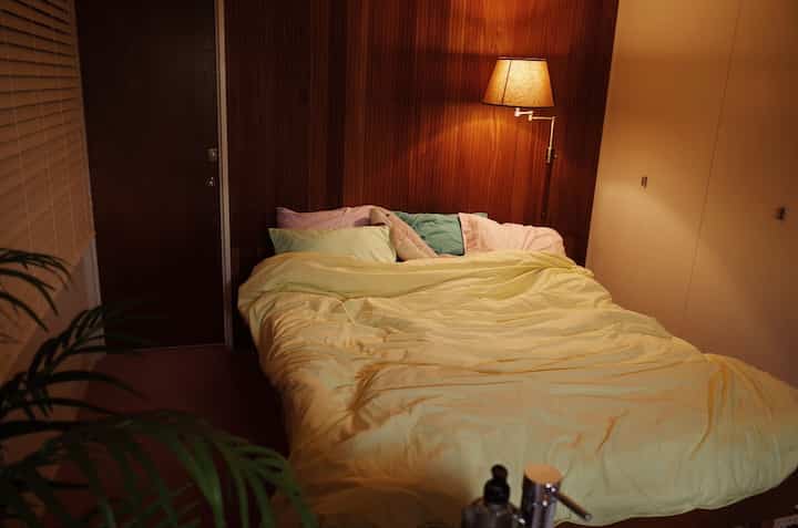 布団や枕カバーはテクラ、マグニバーグの物。
もっと柄物も置いていきたい。

#ベッド #ベッド照明 #침실꾸미기 #침실 