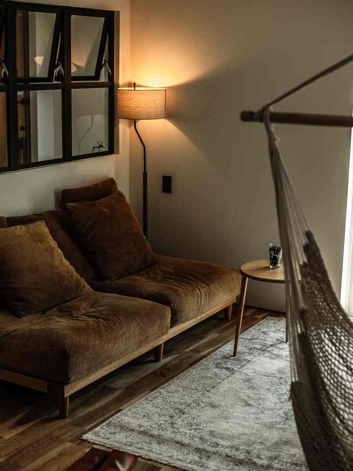 #くつろぎスペース 
#リビング
#アグラソファ
#お昼寝できるソファ
#デコ窓
#フロアランプ
#ナチュラルビンテージ