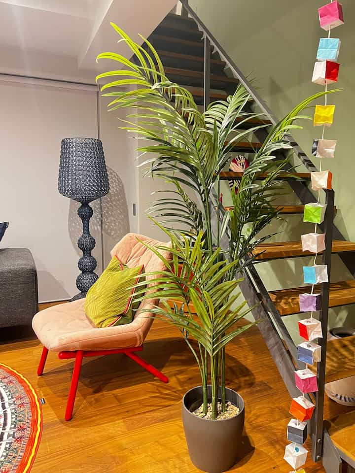 鉄骨階段をfakeの観葉植物であえて隠すレイアウト。
カラフルなライトはパリのお土産。 

#海外インテリア #カラフルなインテリア #カルテル #moooi