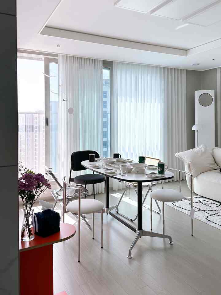 #신혼부부일상

新婚ビューの日常を考えてみると思います 
最初の家がタイム😚💗
ちょっと待っても変えた配置が気に入って写真に残しました。幸せな時間でした✨ 
下の家が蜂蜜チップを少し残しておきます！


➰新婚夫婦の家が準備
1️⃣テーブルを作る
夫婦が使っていた食卓では余裕がない人員なので私の机をテーブルに置き換えました！ 

もともとこのような意図で購入したのですが、いざやってみるから想像以上に満足☑
️サイズは700x1400（大人6人ok）✅@ttp_tabletop 

2️⃣余分な椅子の準備！
椅子は折りたたみ型をいくつか購入しておいたのが役に立ちました。しばらく座る用途で硬いが収納に便利な折りたたみチェアにおすすめです😎

3️⃣食品準備！  #인테리어디자인 #집들이인테리어 #집들이 #homeparty #집들이음식 