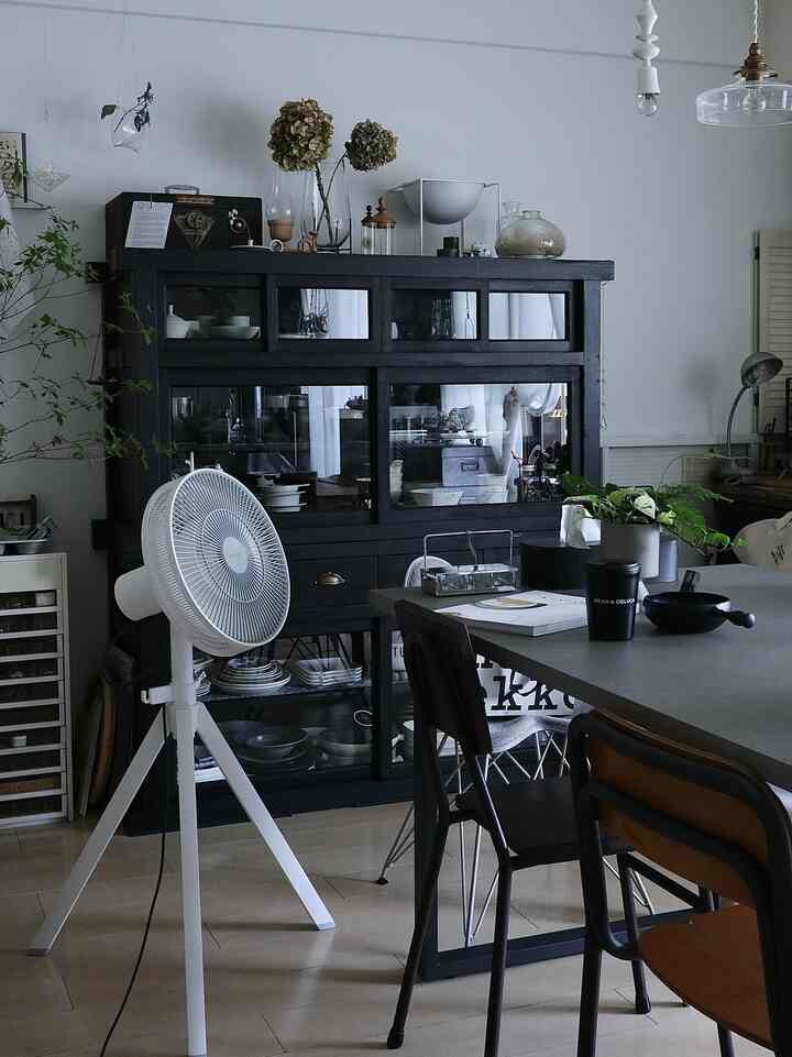 暑すぎて、扇風機出しました！

#バルミューダ  #BALMUDA #GreenFan #扇風機 #ダイニングテーブル #モルタル風 #水屋 #食器棚 #古いもののある暮らし #アンティークのある暮らし #暮らしを楽しむ #グリーンのある暮らし