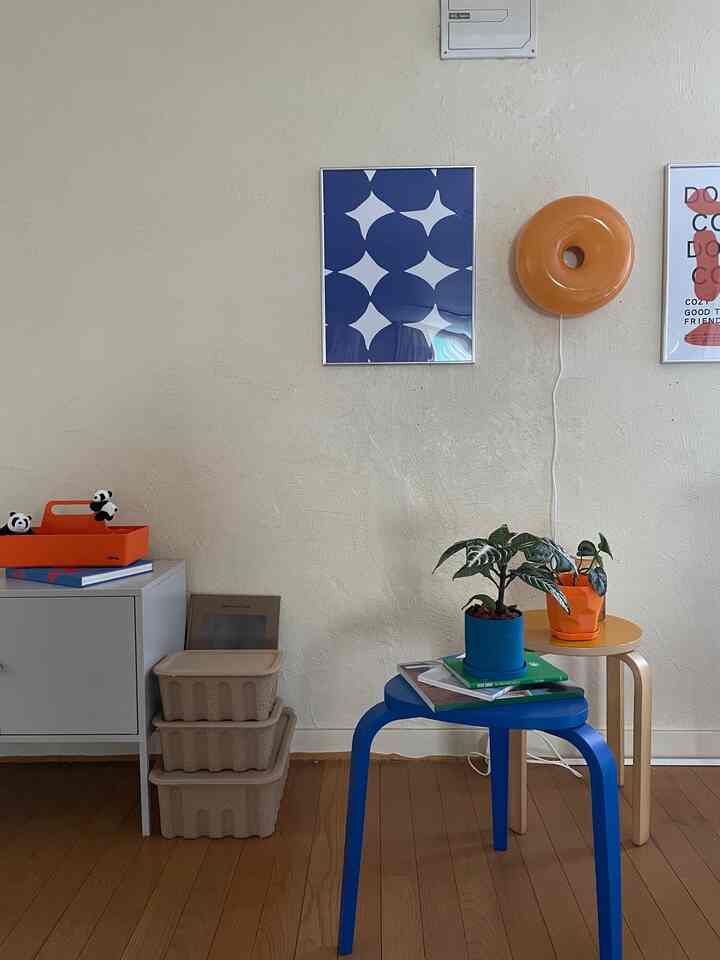 オレンジ🧡✖️ブルー💙にハマり中。
シンプルも好きなので、やりすぎない程度のほどほどに楽しみたい。 
#インテリア配色 #インテリア #カラフルなインテリア #IKEA #IKEA照明 #Vitra #観葉植物 #北欧インテリア #ミッドセンチュリー #植物 #植物インテリア 