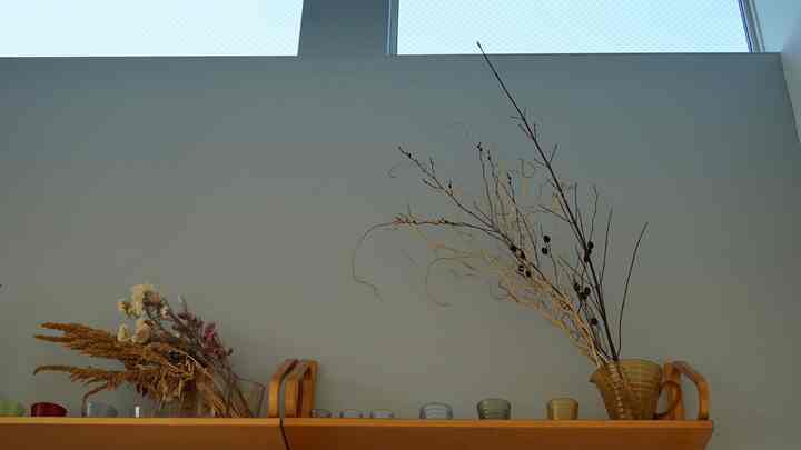 採光のための小窓。
隠れているのでパッとみはわからない、
シークレットな？窓なのです。笑

#iittala 
#Artek 
#ainoaalto 
#alvaraalto 
#pitcher 
#glass 
#vintage  
#bookshelf 
