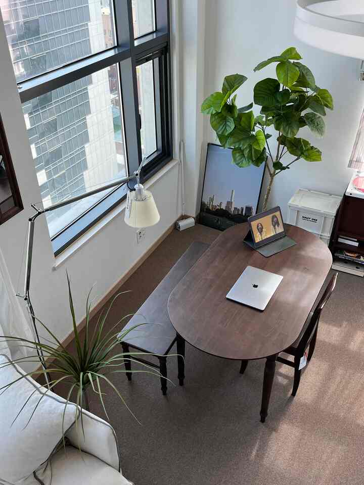 日中でも夜にもきれいな照明！アルテミデ

夕方になると、ソファの上で本を読むときにアルテミデ照明が便利に使用されます。 
穏やかな光が読書環境を作り、本に没頭することをお勧めします。
 日中はこの照明をテーブル側に回してインテリア小物として活用しています。 
スタイリッシュなデザインのおかげで、どんな空間にもよく合い、空間をさらにおしゃれにしてくれます。アルテミデの照明は、実用性と美的感覚を同時に満たす完璧な選択です！

皆さんは昼と夜どんな雰囲気がもっと好きですか？


＃コミュニケーションレビューア選抜大会 


