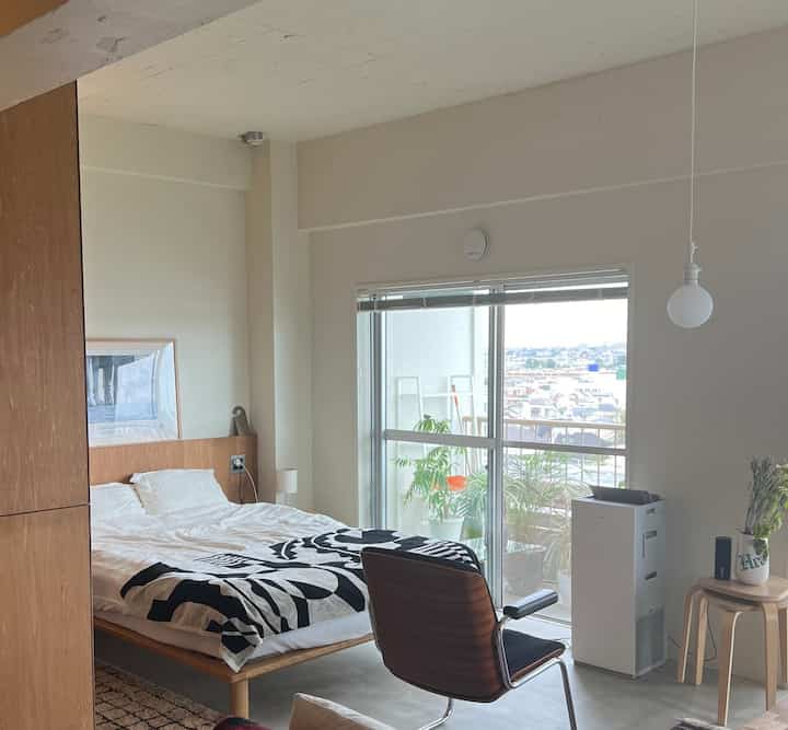 真ん中にあるチェアは、仕事中の休憩スポットです🫣

#リノベーション #インテリア #ヴィンテージインテリア #ヴィンテージ家具 #ミッドセンチュリー家具 #モダンインテリア #モダンリビング #モダン住宅 #整理収納 #見せる収納 #暮らしの記録 #日々の暮らし #くらしを楽しむ #部屋作り #部屋紹介