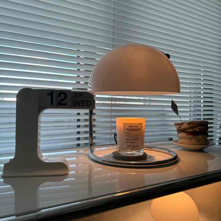 Ruang bahagia di depan jendela besar. . .
Penghangat lilin unik dan kalender meja ala Korea. . #韓国風 #韓国インテリア #韓国・Penghangat lilin Asia #カレンダー #白 #白色 #White #replica