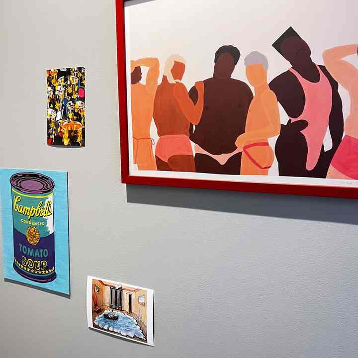 トイレの壁。 
額装したりしなかったり。ランダムが1番難しい🤔

キャンベルスープは自分で塗ったもの。あえて塗り残してます。 

#トイレのインテリア #アートウォール #アート #カラフルなインテリア #海外インテリア