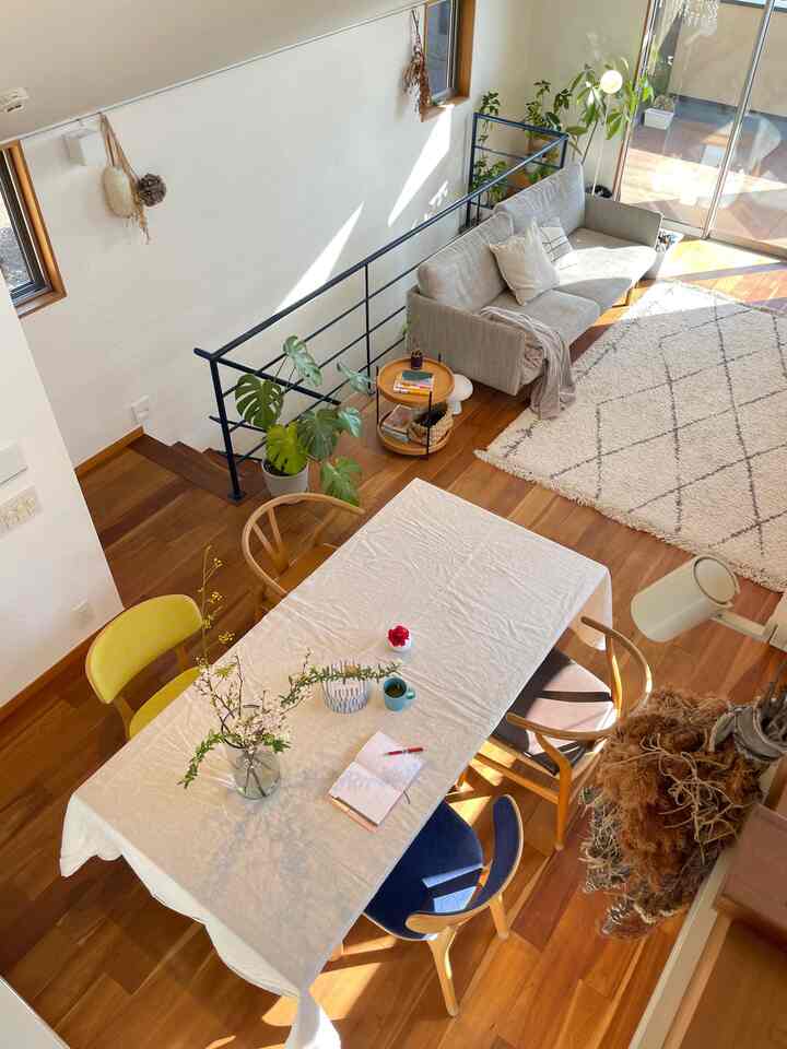 我が家のリビングです。

床はチェリーの突板で、裸足でも心地よいです〜。

家具はオークでシンプルでナチュラルにしています🌿


#モーダエンカーサ
#Yチェア
#ナチュラルインテリア 
#ダイニング 
#マルホン
#リビング植物 