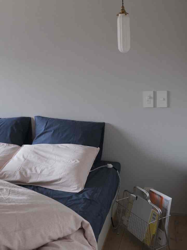 IKEA多めのベッド周り。
ベッドカバーの組み合わせ気に入ってます🍑🫐

#ベッドカバー #ベッドリネン #寝室 #ベッドルーム #寝室照明 #ペンダントライト #マガジンラック