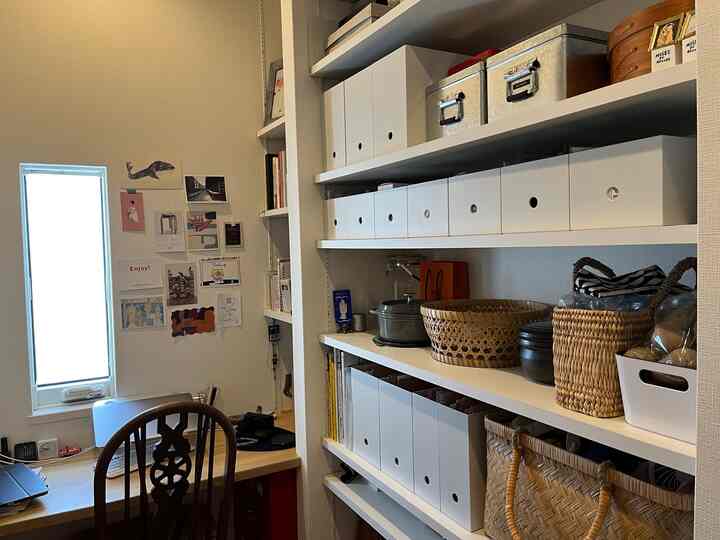 #キッチン に隣接する #パントリー の空間です。

家中の棚たちはほぼ
無印良品の収納グッズ寸法に合わせて設計してもらいました。

竹のカゴたちは入居時に購入して、少しずつ、味を出してる最中です。

#竹籠 