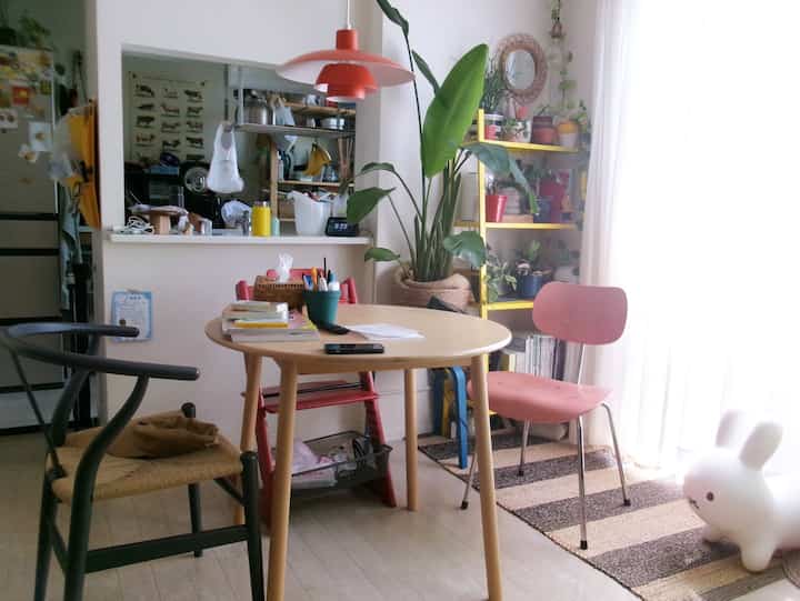 A space with lots of colors somehow feels cozy 🌞

#dining set #ダイニングテーブル
#tripptrapp #トリップトラップ
#kids chair #ダイニングチェア
#pendant light
#houseplant #オーガスタ