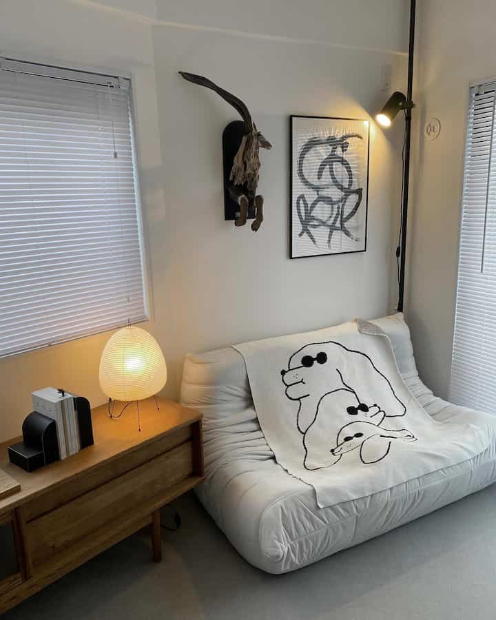 DRAW A LINEのスポットライト。2面採光でとても明るいお部屋なんだけど、夕方〜夜読書するには手元に灯りが欲しい…！
いろんなライトと迷ったけど、このスポットライトは絵を照らすことも出来るし角度調整も自由自在なので、今後を見据えてこちらに。
めっちゃ可愛い〜🖤🩶いつか寝室が整ったらそちらに運ぼうかな。突っ張り棒なので賃貸ユーザーにもおすすめです！



#drawaline #ドローアライン #突っ張り棒 #読書灯 #インテリア照明 #インテリア照明器具 #インテリア照明探し #スポットライト #スポットライト照明 #ジャパンディ #ジャパンディスタイル 