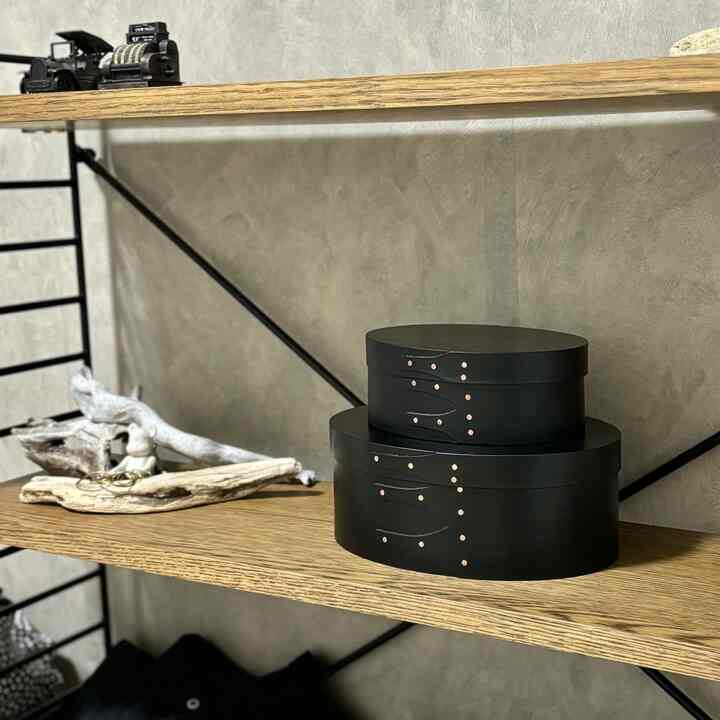 Kotak pengocok akhirnya selesai 🖤
・
・
・
#kamar enu #1K #1R #hidup sendiri #interior #aksesoris #penyimpanan #kotak #kotak alat rias #hitam #coklat #kayu #lukisan uretan #bearbrick #tanaman #perkaya hidupmu #antik #vintage #interior #shakerbox