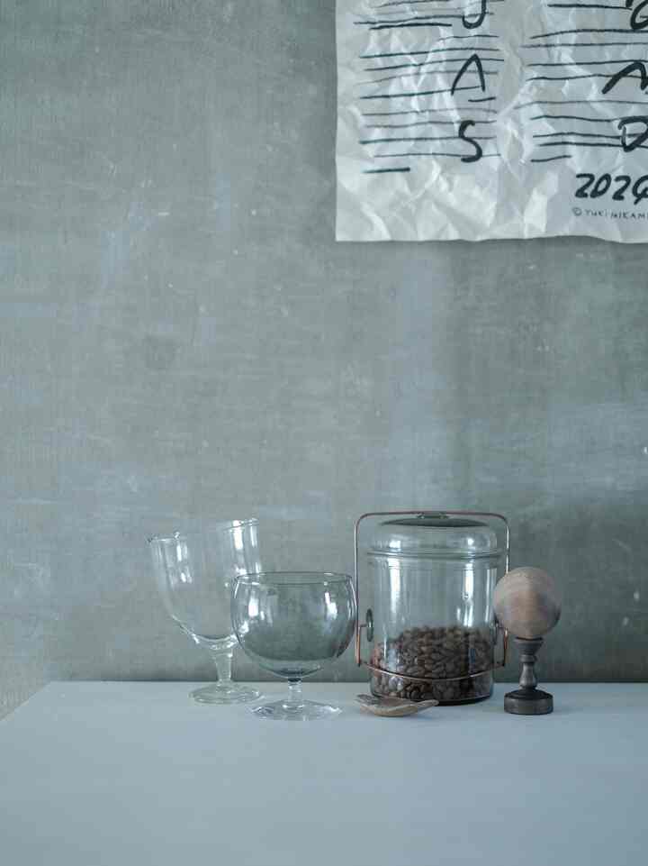 にわのわで購入したものたち。

左から、 小牧広平さんの傾いた脚付グラス ワダコーヘーさんのグレーの脚付グラス 手と具の手形の箸置き 杉田創作さんの珈星（珈琲豆の計量スプーン）

#interiorstyle #myroom #インテリアデザイン #賃貸 #賃貸インテリア #ひとり暮らし #暮らしの記録 #古道具 #アンティーク #リノベーション #リノベーション住宅 #花のある暮らし 