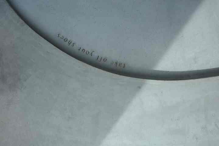 朝の玄関。

#玄関 #玄関デザイン #真鍮レター #r床 #床