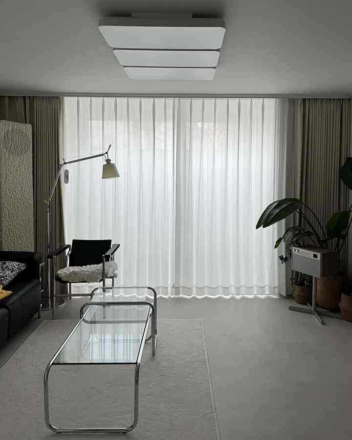  #거실인테리어 #커튼인테리어 #거실커튼 #거실조명 #아르떼미데 #제네바스피커 #제네바  #artemide #거실테이블 #소파테이블 #플랜테리어 #거실러그 #lc1 #르코르뷔지에