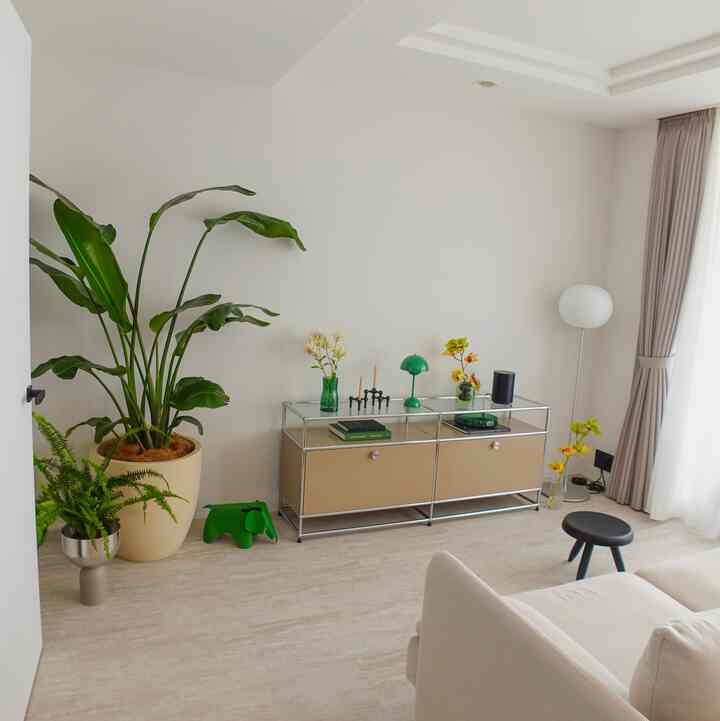 ハラー上の空いてるスペースにアート買って飾りたいけど、プロジェクター用に空けておかないといけない🥲

#interior #interiordesign #interiorstyling #livingroom #インテリア #インテリアデザイン 
#インテリアコーディネート #usm #usmhaller #usmmodularfurniture #usmハラー #cassina #charlotteperriand #カッシーナ #シャルロットペリアン #flos #floslighting #jaspermorrison #ジャスパーモリソン #フロアライト #andtradition #アンドトラディション#tomdixon #トムディクソン #stoffcandleholder #vitra #ヴィトラ
