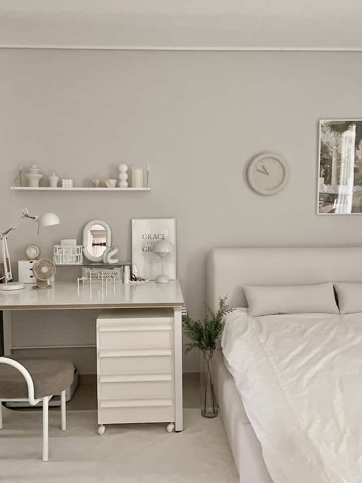 ナチュラルカラーの寝室、ベッドとデスクが配置されたシンプルモダンな雰囲気のインテリア