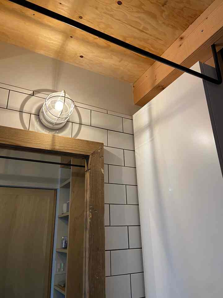 夜の洗面所です。マリンランプが空間を優しく灯してくれます。洗面所の収納は全て造作してもらいました。お気に入りの空間です。

#洗面所インテリア #洗面所 #造作家具 #造作洗面所 #タイル #タイル洗面台 #タイル施工 #タイル浴室 