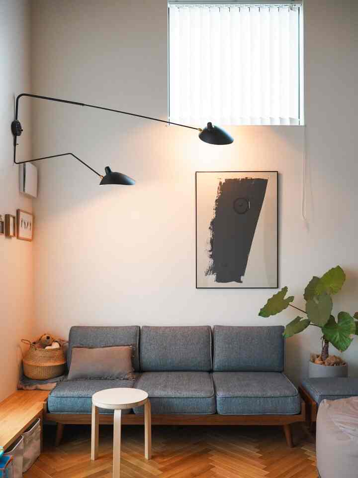 うちのリビング。
セルジュムーユのライトがポイントです😊

#2階リビング #リビング #ソファ #IKEA #ポスター 
#ヘリンボーンフローリング #クワズイモ #観葉植物 