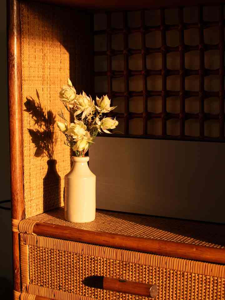 A 30-year-old antique rattan cabinet.
Living with furniture made before I was born.
　　
#rattan #ラタンキャビネット #アンティーク #ヴィンテージ #一人暮らし #ワンルーム #ワンルーム一人暮らし #賃貸 #賃貸一人暮らし #1R #花のある暮らし #植物のある暮らし #香水 #京都暮らし #京都 #season6 #ambassador