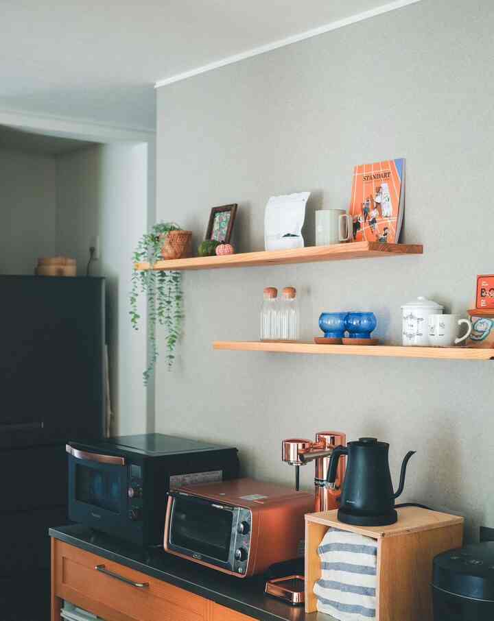 Peralatan dapur dipadukan dengan kombinasi warna hitam dan tembaga💡

Rak pajangan lemari dipasang oleh DIY.
Dengan menggunakan perlengkapan logam yang disebut penyangga rak tersembunyi, kami dapat menyembunyikan perlengkapan logam yang menopang rak dan menciptakan tampilan yang rapi.

Tampaknya mudah sebelum saya melakukannya, tetapi ternyata ini adalah DIY tersulit yang pernah saya lakukan...

#Interior dapur #カップボード #キッチン家電 #飾り棚