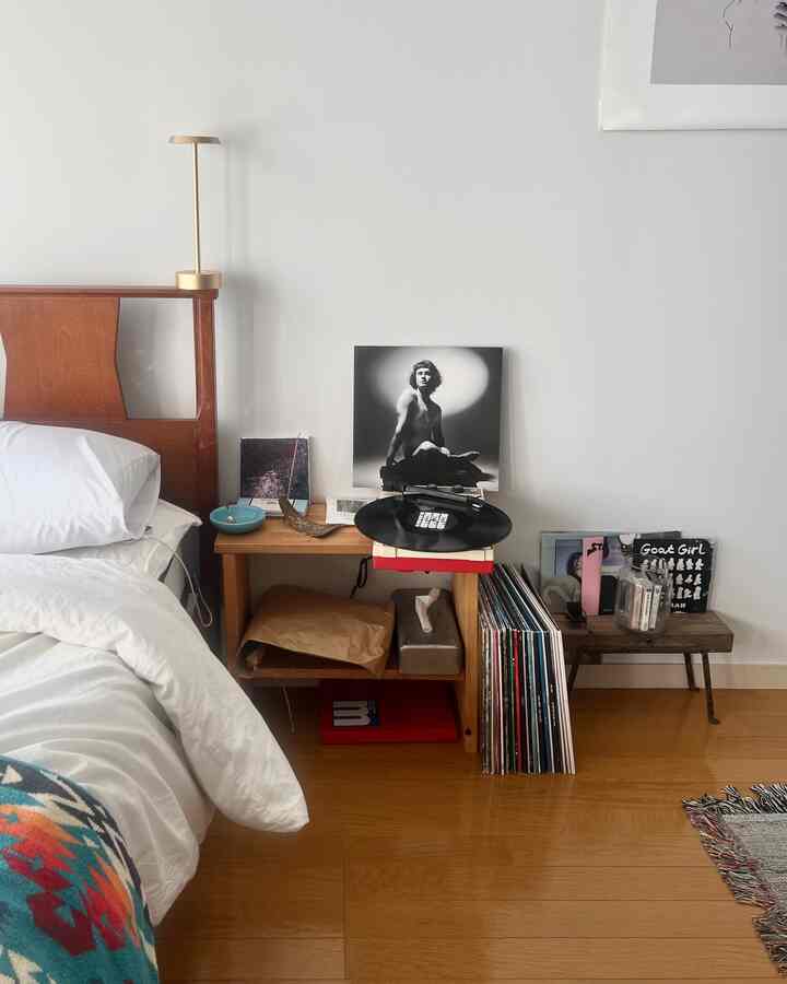 お気に入りを詰め込んだベッドサイド🛌
お香を炊いて好きな音楽をレコードで聴く時間 
#ベッド #ベッド照明 