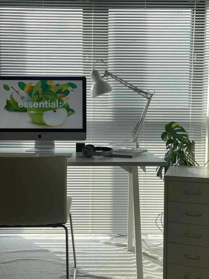 少し前のワークスペース💻✨

お日様をめいいっぱい浴びて仕事するのが
結構好きで、この向きにしていました◎

ワークランプの作業感が好きで仕事場のランプに選びました！

#IKEA #照明 #ワークスペース #ワークランプ