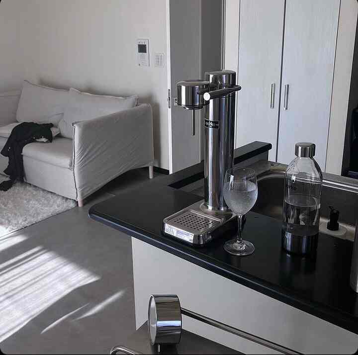 ずっと欲しいと思ってたaarke
我が家は一年中炭酸が欠かせないから買うならコレって決めてたけど値段で悩んでいて、、
ようやく
見た目はもちろんだけど毎回重たい炭酸を買わずに飲みたい時にすぐに飲めるのが買ってよかった🫧
#aarke #炭酸 #炭酸メーカー #お洒落家電 #スタイリッシュ家電 #おすすめキッチングッズ #シンプルな暮らし #シンプルインテリア #買ってよかったもの #キッチンインテリア #無機質インテリア #無機質 #シンプルライフ #ライフスタイル  #mylife