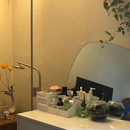 화장대 드디어 완성했어요!! 매일 바쁘고 정신없다고 위에 그냥 두곤했는데 이렇게 수납함에 정리하니까 한눈에 보이고 깔끔해서 이뻐 보이기까지..💓
요즘 오늘의 집에서 많이 결제해서 남편눈치가 살짝 보이지만 이렇게 이쁘면 또 뭔가 사고싶은 충동이 일어나는건 저뿐일까요?? ㅋㅋㅋㅋ
#화장대 #화장대인테리어 #화장대거울 #화장대수납함
#오늘의우리집 #초보인테리어 #초보 #미니집들이
 #오늘의집에서샀어 