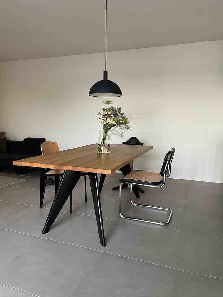 ruang tamu sederhana
Furnitur kayu terlihat lebih indah di interior dingin.

#vitra
#stokke
#Kursi Chesca
#Marcel Breuer
#ubin
#lantai keramik
#fermLIVING
#flanelsofa