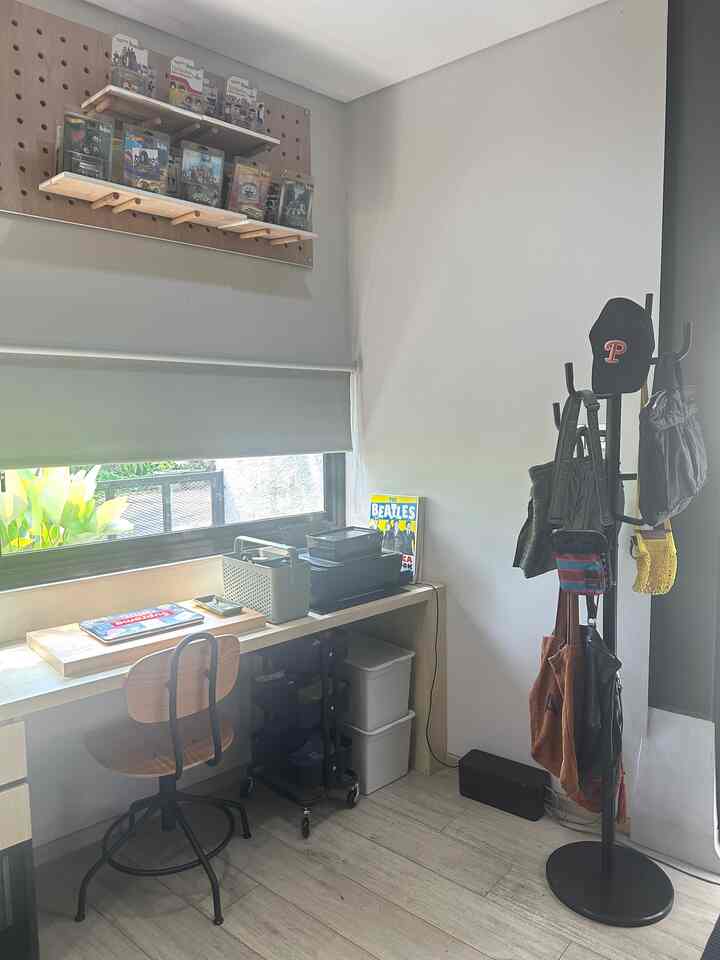 Beberapa sudut yang rapi namun tidak menggocek uang banyak. Dari sudut tempat kami berkerja, sudut bawah tangga dan pintu utama. Untuk memaksimalkan tempat agar terlihat rapi namun tetap fungsional, bisa dengan membuat storage dengan hpl agar bisa lebih hemat dan juga mudah dalam perawatannya. 

Lalu kami tidak membuat storages atau kabinet tambahan untuk area atas, melainkan dengan pecs boards. Pecs board ini bisa jd solusi yang hemat. Untuk 3 boards dan papan hanyar sekitar 800rb. Lalu untuk area bawah tangga agar terlihat indah, susun rapi dan beri sedikit sentuhan hijau hijau dengan tanaman.

#dekorBudgetFriendly
#Estetikmurah
#SpillDecorLowBudget
#aesthetichome
#budgetdecoration