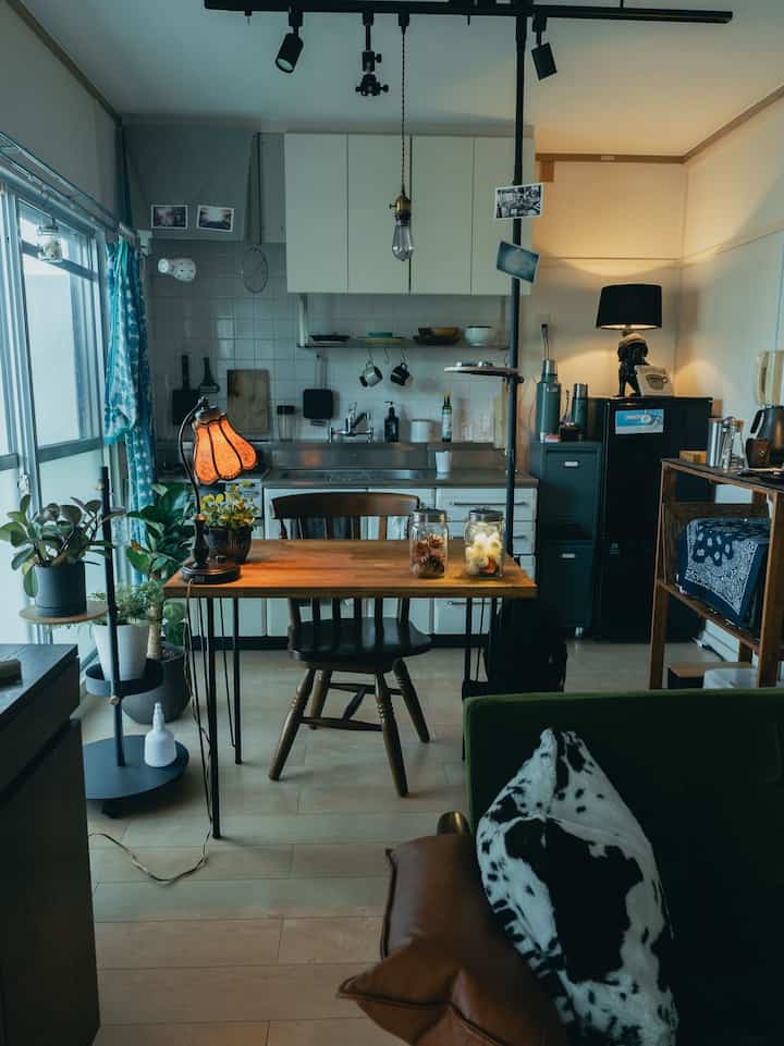 This is the view of the kitchen as evening approaches.

I read books, cook, drink coffee. I spend about half my time in the kitchen.

I use a lot of indirect lighting, and try to create a warm atmosphere at night.

The light above the fridge is a Francfranc Warms lamp that my mother gave me for my birthday.

The unusual combination of a bulldog and light is unique and serves as an accent for the kitchen area.

#Interior #暮らし #インテリア家具 #団地暮らし #団地 #一人暮らし #一人暮らしインテリア #一人暮らし部屋 #キッチン