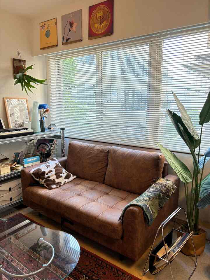 このソファは電源コンセントがついててとっても便利！🛋️

#ソファ #acmefurniture #リビング #フェイクグリーン