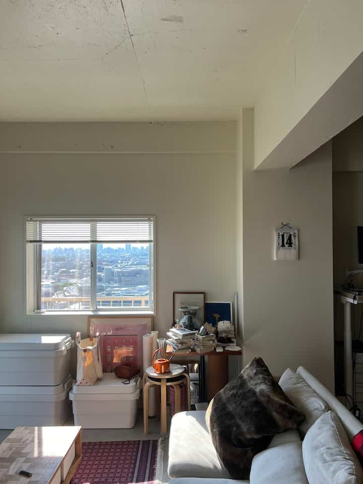 The morning sun comes in only between 5:00 and 8:00.

#renovation #マンションリノベーション #renovation #interiordesign #interiorstylists #interiordecor 
#vintagefurniture #海外インテリア #リノベーションマンション #ヴィンテージインテリア #ヴィンテージ家具 #ミッドセンチュリー家具 #モダンインテリア #モダンリビング #モダン住宅 #整理収納 #見せる収納 #暮らしの記録 #シンフ #日々の暮らし #部屋作り #部屋紹介